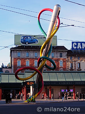Sculpture needle, thread and knot in Piazza Cadorna