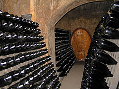 Klassische Flaschengährung im Weinkeller